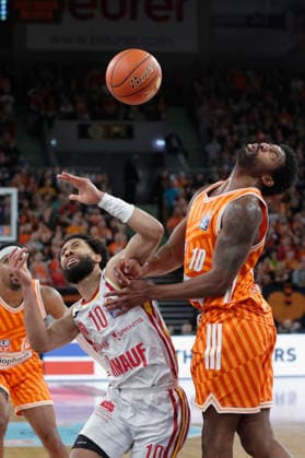 In the picture from left Davion Mintz Wuerzburg Baskets, 10 against Malik Osborne ratiopharm Ulm, 10 with full commitment 29 12 2025, ratiopharm Ulm Fitness First Wuerzburg Baskets, easyCredit BBL, Matchday 13, Germany, Ulm, ratiopharm Arena, Copyright: HMBxMedia xJulienxBecker