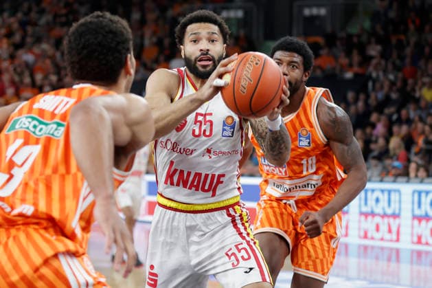 In the picture Mark Smith ratiopharm Ulm, 13 , left in the picture and Malik Osborne ratiopharm Ulm, 10 , right, try to stop David Muenkat Wuerzburg Baskets, 55 29 12 2025, ratiopharm Ulm Fitness First Wuerzburg Baskets, easyCredit BBL, 13 Matchday, Germany, Ulm, ratiopharm Arena, Copyright: HMBxMedia xJulienxBecker