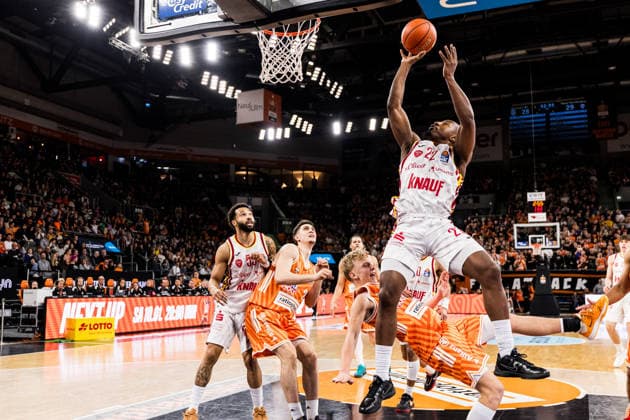 easyCredit Basketball Bundesliga Ratopharm Ulm Fitness First Würzburg Baskets 29 12 2025 Teo Milicic Ratiopharm Ulm, 44 falls after contact by Jonathan Stove Fitness First Würzburg Baskets, 22 offensive foul easyCredit Basketball Bundesliga Ratopharm Ulm Fitness First Würzburg Baskets, Ulm, ratiopharm arena on 29 12 2025 Copyright: xBEAUTIFULxSPORTS Wunderlx
