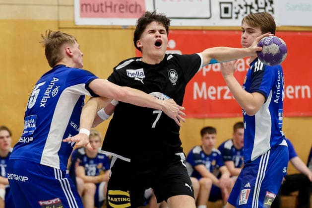 Brynjar Narfi Arndal Iceland and Julius Poethke Germany battle for the ball, Merzig Cup Final, Germany vs Iceland, Thiels Park Sporthalle on December 29, 2025 in Merzig, Germany Photo by Marco Steinbrenner DeFodi Images Brynjar Narfi Arndal Iceland and Julius Poethke Germany battle for the ball, Merzig Cup Final, Germany vs Iceland, Thiels Park Sporthalle, December 29, 2025 in Merzig, Germany Photo by Marco Steinbrenner DeFodi Images