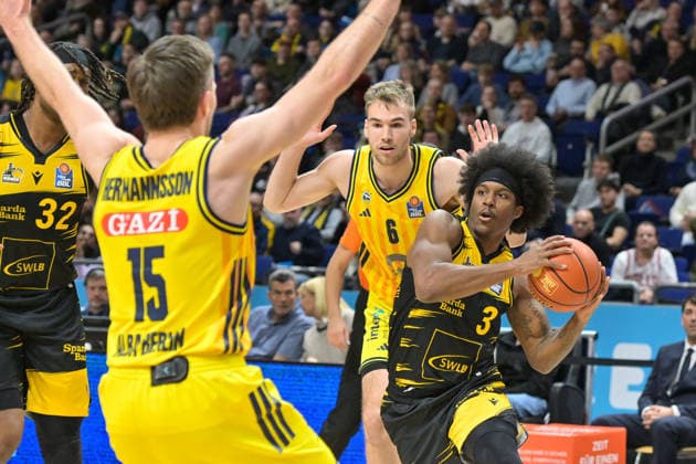 29 12 2025, xlakx, Basketball easyCredit BBL Bundesliga, Alba Berlin MHP RIESEN Ludwigsburg v l Martin Hermannsson Alba Berlin , Stef Smith MHP Riesen Ludwigsburg duel, duel, fight, tackle Berlin Daniel Lakomski
