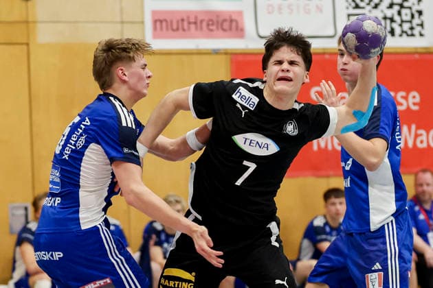Brynjar Narfi Arndal Iceland and Julius Poethke Germany battle for the ball, Merzig Cup Final, Germany vs Iceland, Thiels Park Sporthalle on December 29, 2025 in Merzig, Germany Photo by Marco Steinbrenner DeFodi Images Brynjar Narfi Arndal Iceland and Julius Poethke Germany battle for the ball, Merzig Cup Final, Germany vs Iceland, Thiels Park Sporthalle, December 29, 2025 in Merzig, Germany Photo by Marco Steinbrenner DeFodi Images