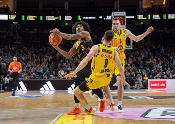 Basketball, Men, Season 2025 2026, easyCredit BBL 1 Matchday, Catch-up match , Alba Berlin MHP Riesen Ludwigsburg, f l Stefan Smith Ludwigsburg , Jonas Mattiseck Alba , Malte Delow Alba , 29 12 2025, Copyright: xSebastianxRäppold MatthiasxKochx