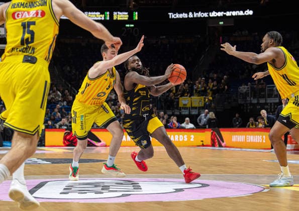 Basketball, Men, Season 2025 2026, easyCredit BBL 1 Matchday, Catch-up match , Alba Berlin MHP Riesen Ludwigsburg, f l Martin Hermannsson Alba , Jonas Mattiseck Alba , Traveon Buchanan Ludwigsburg , J wan Roberts Alba , 29 12 2025, Copyright: xSebastianxRäppold MatthiasxKochx