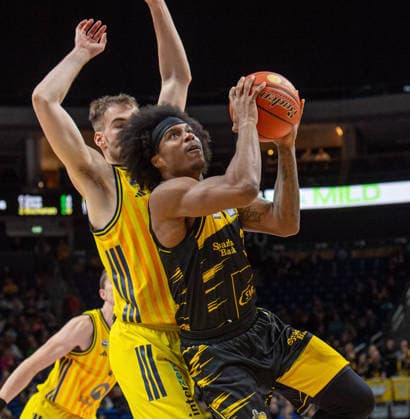 Basketball, Men, Season 2025 2026, easyCredit BBL 1 Matchday, Catch-up match , Alba Berlin MHP Riesen Ludwigsburg, f l Malte Delow Alba , Stefan Smith Ludwigsburg , 29 12 2025, Copyright: xSebastianxRäppold MatthiasxKochx