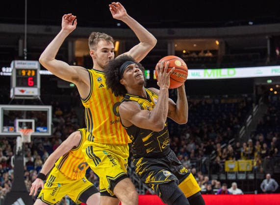 Basketball, Men, Season 2025 2026, easyCredit BBL 1 Matchday, Catch-up match , Alba Berlin MHP Riesen Ludwigsburg, f l Malte Delow Alba , Stefan Smith Ludwigsburg , 29 12 2025, Copyright: xSebastianxRäppold MatthiasxKochx
