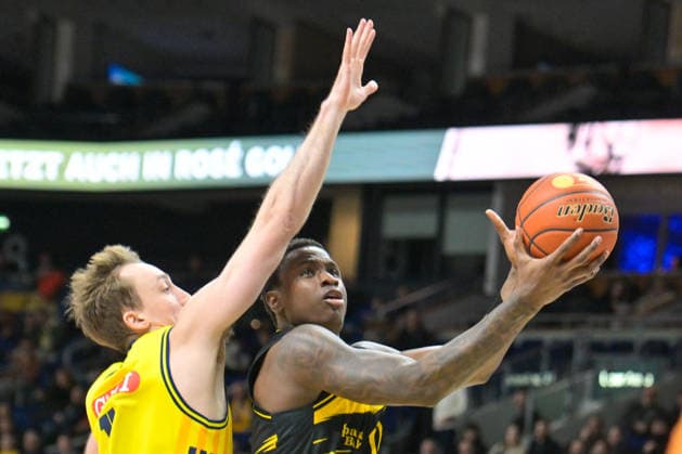 29 12 2025, xlakx, Basketball easyCredit BBL Bundesliga, Alba Berlin MHP RIESEN Ludwigsburg v l Moses Wood Alba Berlin , Babacar Sane MHP Riesen Ludwigsburg duel, duel, fight, tackle Berlin Daniel Lakomski