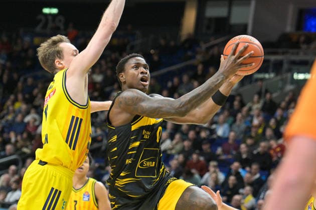 29 12 2025, xlakx, Basketball easyCredit BBL Bundesliga, Alba Berlin MHP RIESEN Ludwigsburg f l Moses Wood Alba Berlin , Babacar Sane MHP Riesen Ludwigsburg goes for the basket Berlin Daniel Lakomski