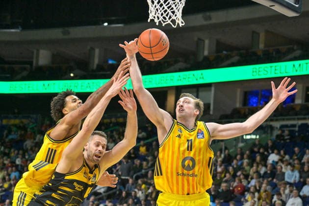 29 12 2025, xlakx, Basketball easyCredit BBL Bundesliga, Alba Berlin MHP RIESEN Ludwigsburg v l Norris Agbakoko Alba Berlin , Jonas Wohlfarth Bottermann MHP Riesen Ludwigsburg , Moses Wood Alba Berlin duel, duel, fight, tackle Berlin Daniel Lakomski
