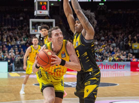 Basketball, Herren, Saison 2025 2026, easyCredit BBL (1. Spieltag, Nachholspiel), Alba Berlin - MHP Riesen Ludwigsburg, v.l. Justin Bean (Alba), Stefan Smith (Ludwigsburg), 29.12.2025, Copyright: xSebastianxRäppold MatthiasxKochx