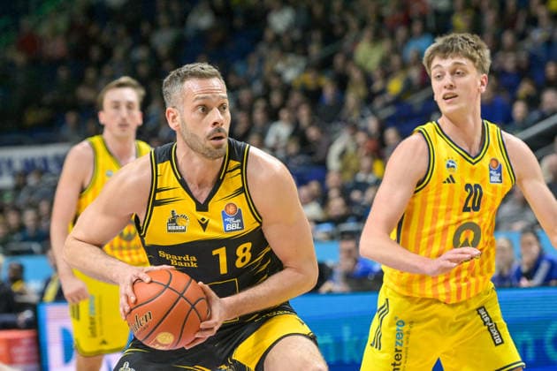 29 12 2025, xlakx, Basketball easyCredit BBL Bundesliga, Alba Berlin MHP RIESEN Ludwigsburg f l Jonas Wohlfarth Bottermann MHP Riesen Ludwigsburg on the ball, Anton Nufer Alba Berlin Berlin Daniel Lakomski