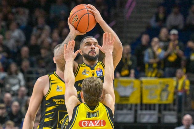 29 12 2025, xlakx, Basketball easyCredit BBL Bundesliga, Alba Berlin MHP RIESEN Ludwigsburg v l Darnell Edge MHP Riesen Ludwigsburg , Bennet Hundt Alba Berlin goes for the basket Berlin Daniel Lakomski