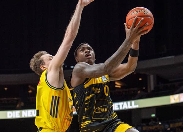 Basketball, Men, Season 2025 2026, easyCredit BBL 1 Matchday, Catch-up match , Alba Berlin MHP Riesen Ludwigsburg, v l Moses Wood Alba , Babacar Sane Ludwigsburg , 29 12 2025, Copyright: xSebastianxRäppold MatthiasxKochx