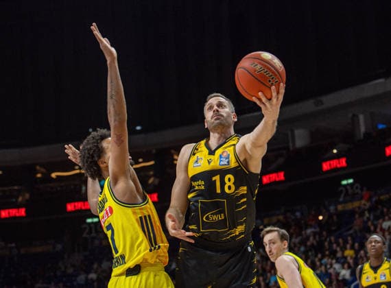 Basketball, Men, Season 2025 2026, easyCredit BBL 1 Matchday, Catch-up match , Alba Berlin MHP Riesen Ludwigsburg, f l Norris Agbakoko Alba , Jonas Wohlfarth Bottermann Ludwigsburg , 29 12 2025, Copyright: xSebastianxRäppold MatthiasxKochx
