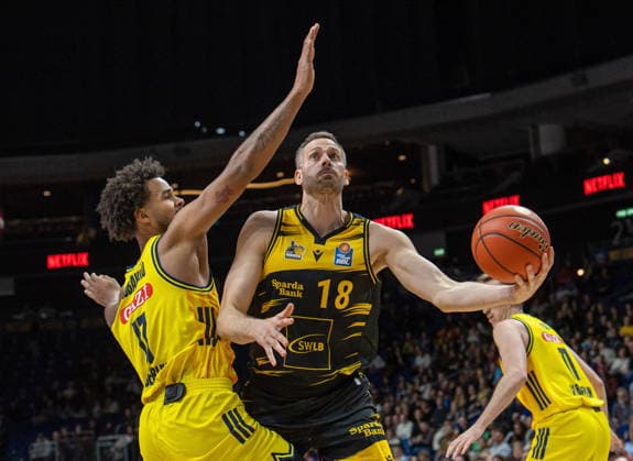 Basketball, Men, Season 2025 2026, easyCredit BBL 1 Matchday, Catch-up match , Alba Berlin MHP Riesen Ludwigsburg, f l Norris Agbakoko Alba , Jonas Wohlfarth Bottermann Ludwigsburg , 29 12 2025, Copyright: xSebastianxRäppold MatthiasxKochx