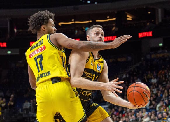 Basketball, Men, Season 2025 2026, easyCredit BBL 1 Matchday, Catch-up match , Alba Berlin MHP Riesen Ludwigsburg, f l Norris Agbakoko Alba , Jonas Wohlfarth Bottermann Ludwigsburg , 29 12 2025, Copyright: xSebastianxRäppold MatthiasxKochx