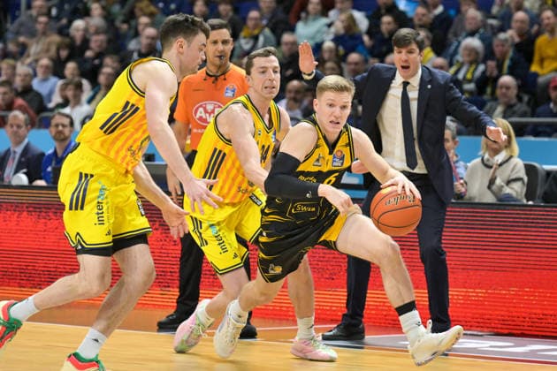 29.12.2025, xlakx, Basketball easyCredit BBL Bundesliga, Alba Berlin - MHP RIESEN Ludwigsburg v.l. Jonas Mattisseck (Alba Berlin), Moses Wood (Alba Berlin), Johannes Patrick (MHP Riesen Ludwigsburg) Zweikampf, Duell, Kampf, tackle Berlin Daniel Lakomski