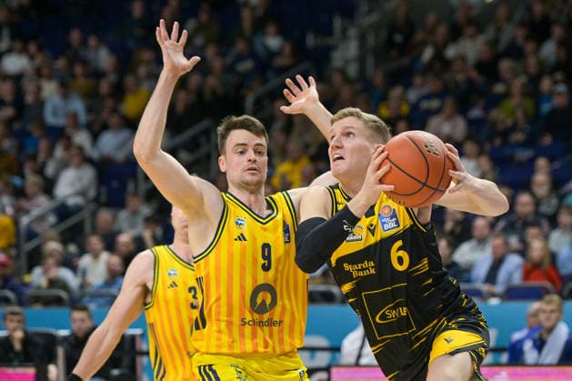 29 12 2025, xlakx, Basketball easyCredit BBL Bundesliga, Alba Berlin MHP RIESEN Ludwigsburg v l Jonas Mattisseck Alba Berlin , Johannes Patrick MHP Riesen Ludwigsburg goes for the basket Berlin Daniel Lakomski