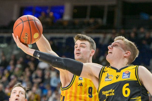 29 12 2025, xlakx, Basketball easyCredit BBL Bundesliga, Alba Berlin MHP RIESEN Ludwigsburg v l Jonas Mattisseck Alba Berlin , Johannes Patrick MHP Riesen Ludwigsburg duel, duel, fight, tackle Berlin Daniel Lakomski