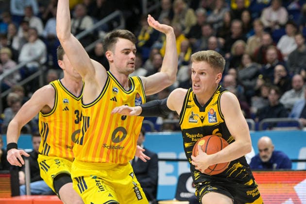 29.12.2025, xlakx, Basketball easyCredit BBL Bundesliga, Alba Berlin - MHP RIESEN Ludwigsburg v.l. Jonas Mattisseck (Alba Berlin), Johannes Patrick (MHP Riesen Ludwigsburg) Zweikampf, Duell, Kampf, tackle Berlin Daniel Lakomski