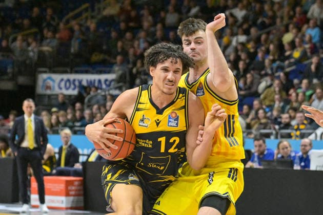 29 12 2025, xlakx, Basketball easyCredit BBL Bundesliga, Alba Berlin MHP RIESEN Ludwigsburg v l Lenny Anigbata MHP Riesen Ludwigsburg , Jonas Mattisseck Alba Berlin duel, duel, fight, tackle Berlin Daniel Lakomski