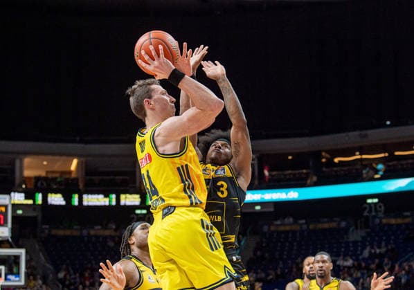 Basketball, Men, Season 2025 2026, easyCredit BBL 1 Matchday, Catch-up match , Alba Berlin MHP Riesen Ludwigsburg, f l Justin Bean Alba , Stefan Smith Ludwigsburg , 29 12 2025, Copyright: xSebastianxRäppold MatthiasxKochx