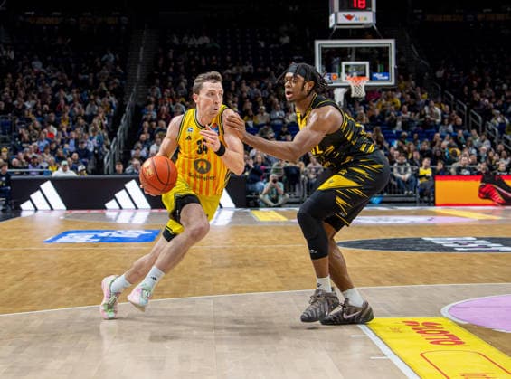 Basketball, Men, Season 2025 2026, easyCredit BBL 1 Matchday, Catch-up match , Alba Berlin MHP Riesen Ludwigsburg, v l Justin Bean Alba , Keeshawn Kellman Ludwigsburg , 29 12 2025, Copyright: xSebastianxRäppold MatthiasxKochx