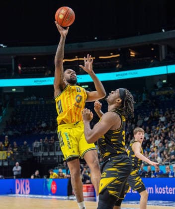 Basketball, Men, Season 2025 2026, easyCredit BBL 1 Matchday, Catch-up match , Alba Berlin MHP Riesen Ludwigsburg, f l J wan Roberts Alba , Keeshawn Kellman Ludwigsburg , 29 12 2025, Copyright: xSebastianxRäppold MatthiasxKochx