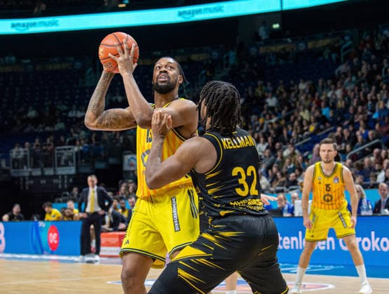 Basketball, Men, Season 2025 2026, easyCredit BBL 1 Matchday, Catch-up match , Alba Berlin MHP Riesen Ludwigsburg, f l J wan Roberts Alba , Keeshawn Kellman Ludwigsburg , 29 12 2025, Copyright: xSebastianxRäppold MatthiasxKochx