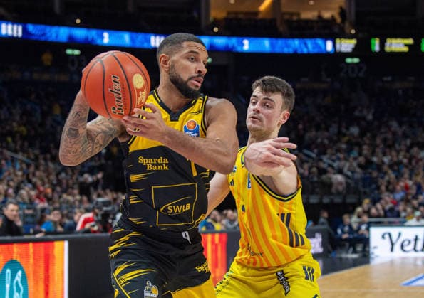Basketball, Men, Season 2025 2026, easyCredit BBL 1 Matchday, Catch-up match , Alba Berlin MHP Riesen Ludwigsburg, v l Darnell Edge Ludwigsburg , Jonas Mattiseck Alba , 29 12 2025, Copyright: xSebastianxRäppold MatthiasxKochx