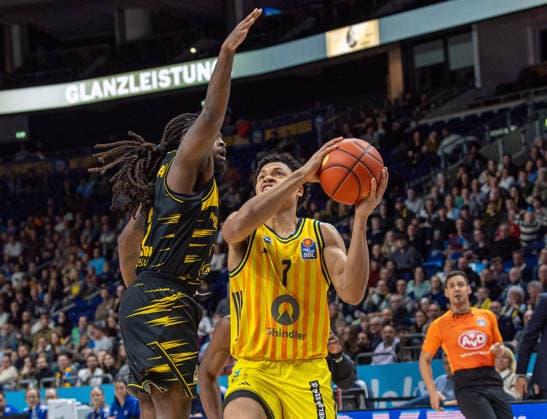 Basketball, Men, Season 2025 2026, easyCredit BBL 1 Matchday, Catch-up match , Alba Berlin MHP Riesen Ludwigsburg, v l Traveon Buchanan Ludwigsburg , Jack Kayil Alba , 29 12 2025, Copyright: xSebastianxRäppold MatthiasxKochx