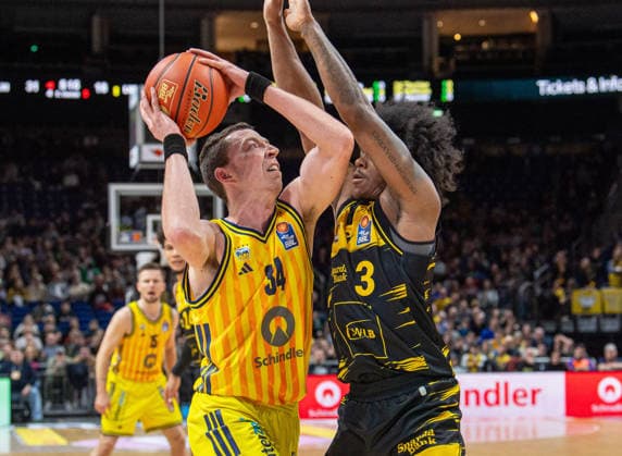 Basketball, Men, Season 2025 2026, easyCredit BBL 1 Matchday, Catch-up match , Alba Berlin MHP Riesen Ludwigsburg, f l Justin Bean Alba , Stefan Smith Ludwigsburg , 29 12 2025, Copyright: xSebastianxRäppold MatthiasxKochx