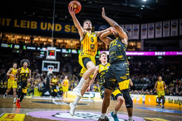 Basketball Berlin 29 12 2025 Season 2025 2026 EasyCredit BBL 1 Bundesliga Men, Men Alba Berlin MHP RIESEN Ludwigsburg Martin Hermannsson Alba Berlin, No 15 Keeshawn Kellman Ludwigsburg, No 32