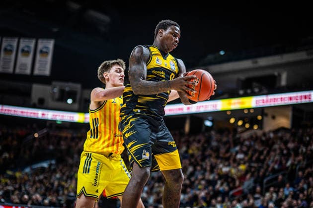 Basketball Berlin 29 12 2025 Season 2025 2026 EasyCredit BBL 1 Bundesliga Men, Men Alba Berlin MHP RIESEN Ludwigsburg Babacar Sane Ludwigsburg, No 00 Nevio Bennefeld Alba Berlin, No 22