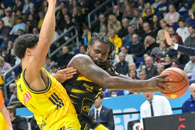 29 12 2025, xlakx, Basketball easyCredit BBL Bundesliga, Alba Berlin MHP RIESEN Ludwigsburg v l Jack Kayil Alba Berlin , Tray Buchanan MHP Riesen Ludwigsburg duel, duel, fight, tackle Berlin Daniel Lakomski