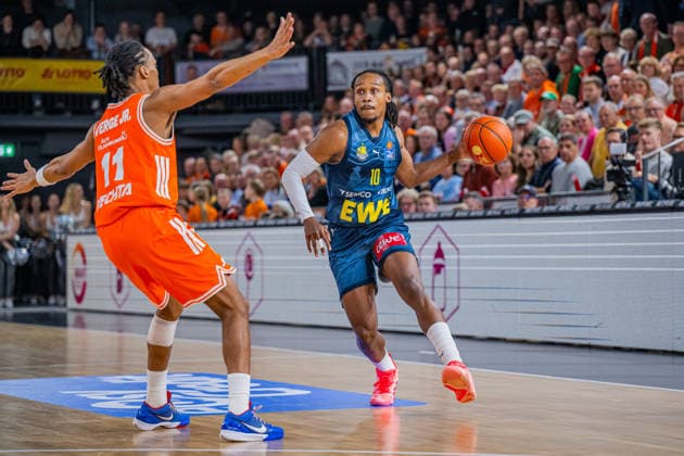 1 Basketball Bundesliga, easyCredit BBL, Season 2025 2026, Men, Main Round, Matchday 13, 29 12 2025, RASTA Vechta EWE Baskets Oldenburg James Woodard 10 EWE Baskets Oldenburg in action Vechta RASTA Dome Lower Saxony Germany
