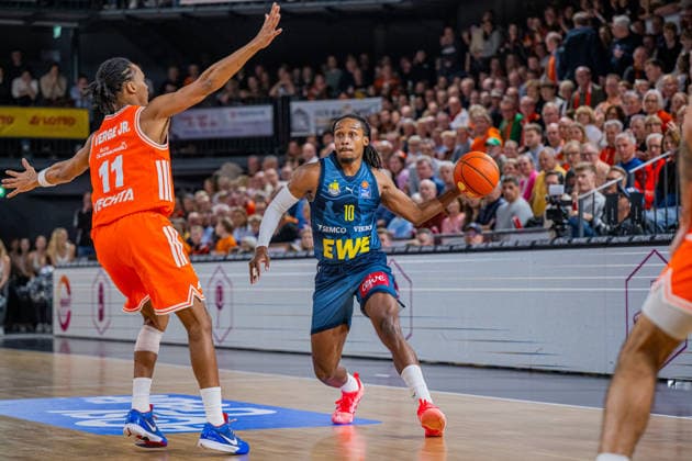 1 Basketball Bundesliga, easyCredit BBL, Season 2025 2026, Men, Main Round, Matchday 13, 29 12 2025, RASTA Vechta EWE Baskets Oldenburg James Woodard 10 EWE Baskets Oldenburg in action Vechta RASTA Dome Lower Saxony Germany