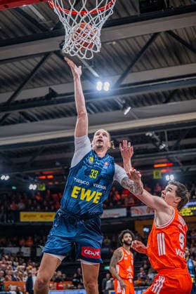 1 Basketball Bundesliga, easyCredit BBL, Season 2025 2026, Men, Main Round, Matchday 13, 29 12 2025, RASTA Vechta EWE Baskets Oldenburg Tomislav Zubcic 33 EWE Baskets Oldenburg at the basket Vechta RASTA Dome Lower Saxony Germany
