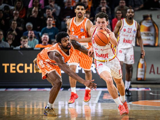 Neu Ulm, Germany, 29 12 25 Malik Osborne ratiopharm ulm and Brae Ivey Fitness first Wuerzburg Baskets battle for the ball during the Basketball Bundesliga match between ratiopharm ulm vs Fitness first Wuerzburg Baskets at ratiopharm Arena on December 29, 2025 in Neu Ulm, Germany Photo by Harry Langer DeFodi Images ratiopharm Arena, Germany, 29 12 25 Malik Osborne ratiopharm ulm and Brae Ivey Fitness first Wuerzburg Baskets battle for the ball during the Basketball Bundesliga match between ratiopharm ulm vs Fitness first Wuerzburg Baskets at Neu Ulm on December 29, 2025 in ratiopharm Arena, Germany Photo by Harry Langer DeFodi Images Photo by Harry Langer DeFodi Images