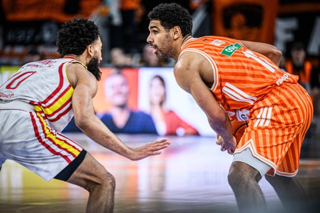 Neu Ulm, Germany, 29 12 25 Davion Mintz Fitness first Wuerzburg Baskets and Mark Smith ratiopharm ulm battle for the ball during the Basketball Bundesliga match between ratiopharm ulm vs Fitness first Wuerzburg Baskets at ratiopharm Arena on December 29, 2025 in Neu Ulm, Germany Photo by Harry Langer DeFodi Images ratiopharm Arena, Germany, 29 12 25 Davion Mintz Fitness first Wuerzburg Baskets and Mark Smith ratiopharm ulm battle for the ball during the Basketball Bundesliga match between ratiopharm ulm vs Fitness first Wuerzburg Baskets at Neu Ulm on December 29, 2025 in ratiopharm Arena, Germany Photo by Harry Langer DeFodi Images Photo by Harry Langer DeFodi Images