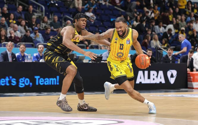 Keeshawn Kellman, J Wan Roberts on the ball duel Game scene Action Sport Basketball BBL Bundesliga Men 1 Matchday Season 2025 2026 29 12 2025 ALBA Berlin vs MHP Riesen Ludwigsburg