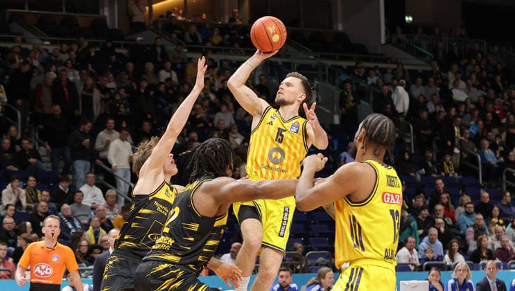 Julis Baumer, Martin Hermannsson on the ball duel Match scene Action Sport Basketball BBL Bundesliga Men 1 Matchday Season 2025 2026 29 12 2025 ALBA Berlin vs MHP Riesen Ludwigsburg