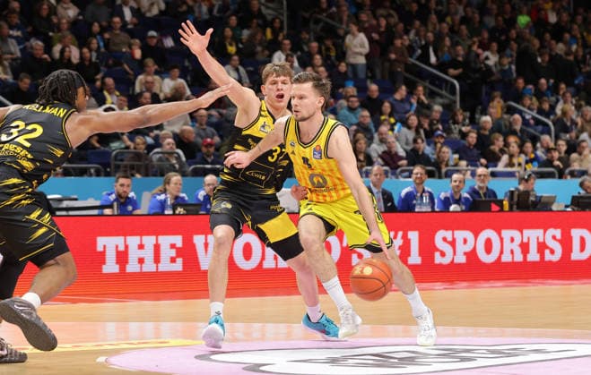 Julis Baumer, Martin Hermannsson on the ball duel Match scene Action Sport Basketball BBL Bundesliga Men 1 Matchday Season 2025 2026 29 12 2025 ALBA Berlin vs MHP Riesen Ludwigsburg