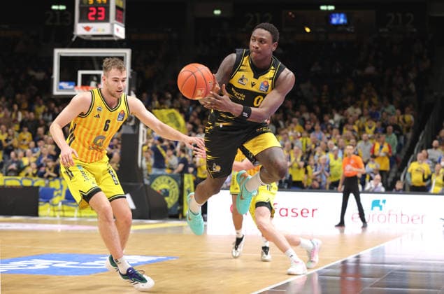 Malte Delow, Babacar Sane on the ball duel Match scene Action Sport Basketball BBL Bundesliga Men 1 Matchday Season 2025 2026 29 12 2025 ALBA Berlin vs MHP Riesen Ludwigsburg