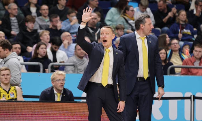 Coach Mikko Riipinen gives instructions Upper body action Sport Basketball BBL Bundesliga Men 1 Matchday Season 2025 2026 29 12 2025 ALBA Berlin vs MHP Riesen Ludwigsburg