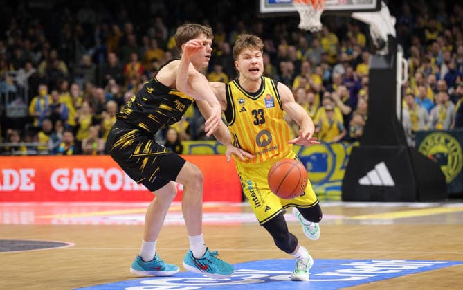 Julis Baumer, Bennet Hundt duel Match scene Action Sport Basketball BBL Bundesliga Men 1 Matchday Season 2025 2026 29 12 2025 ALBA Berlin vs MHP Riesen Ludwigsburg