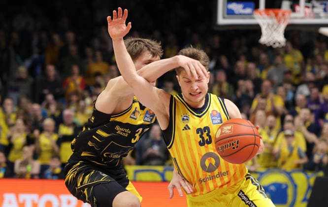 Julis Baumer, Bennet Hundt duel Match scene Action Sport Basketball BBL Bundesliga Men 1 Matchday Season 2025 2026 29 12 2025 ALBA Berlin vs MHP Riesen Ludwigsburg