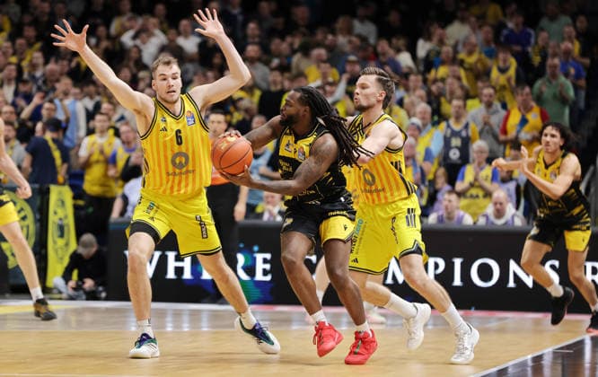 Malte Delow, Tray Buchanan on the ball, Martin Hermannsson duel Game scene Action Sport Basketball BBL Bundesliga Men 1 Matchday Season 2025 2026 29 12 2025 ALBA Berlin vs MHP Riesen Ludwigsburg