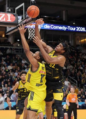 J Wan Roberts, Keeshawn Kellman duel Match scene Action Sport Basketball BBL Bundesliga Men 1 Matchday Season 2025 2026 29 12 2025 ALBA Berlin vs MHP Riesen Ludwigsburg