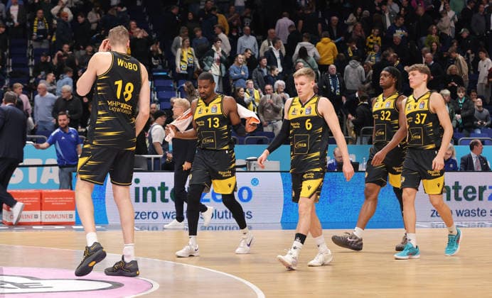 Ludwigsburg team disappointed after the end of the game Disappointment Sport Basketball BBL Bundesliga Men 1 Matchday Season 2025 2026 29 12 2025 ALBA Berlin vs MHP Riesen Ludwigsburg
